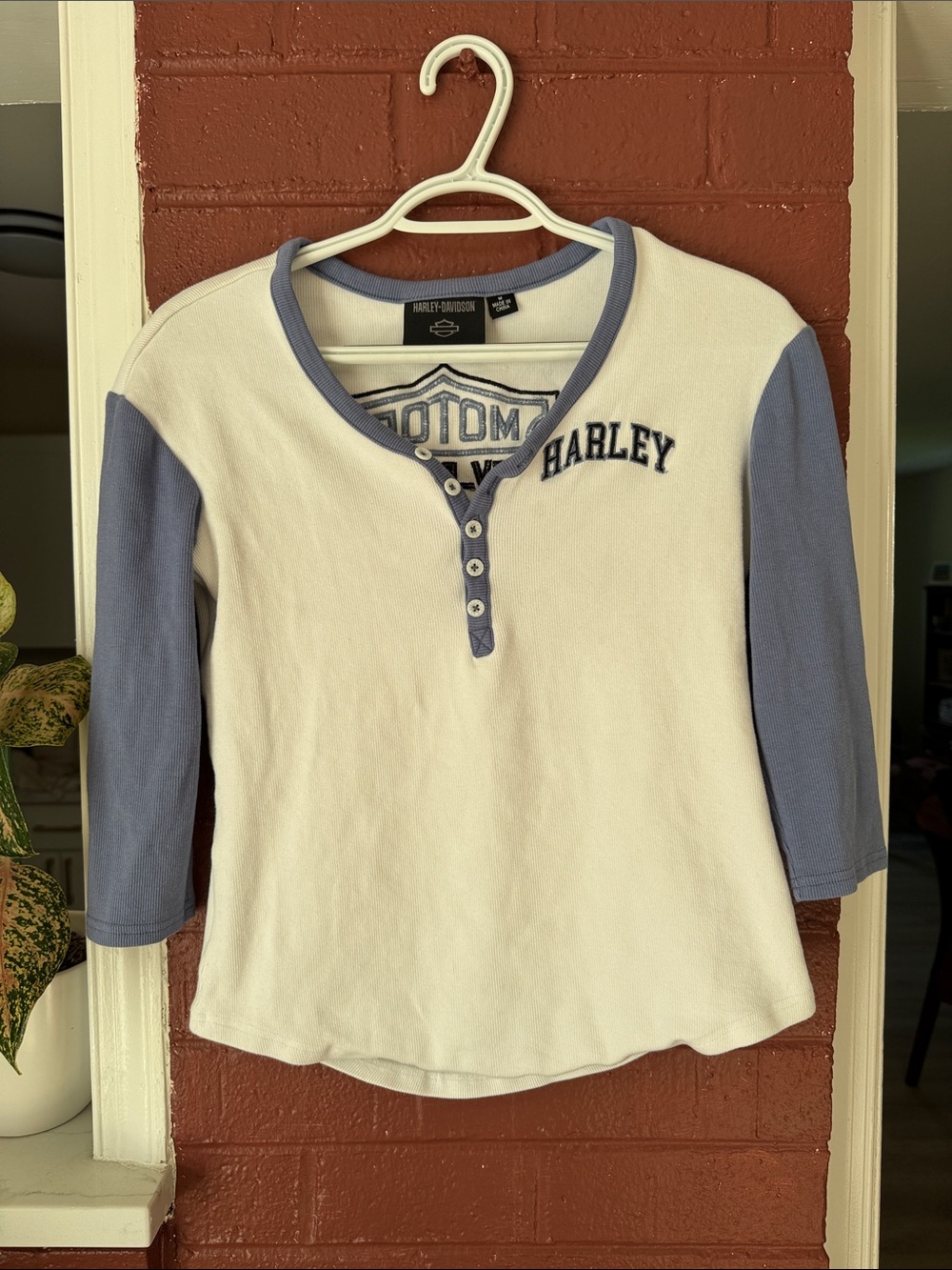 Harley-Davidson White and Light Blue Henley 3/4 Sleeve Embroidered Top Medium